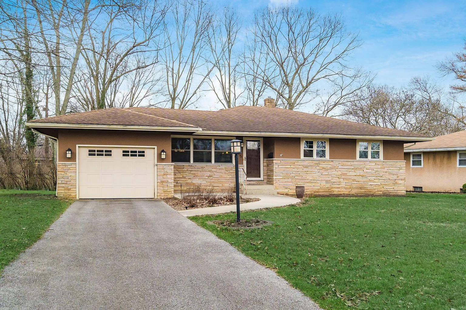 975 Meadowview Dr photo 1