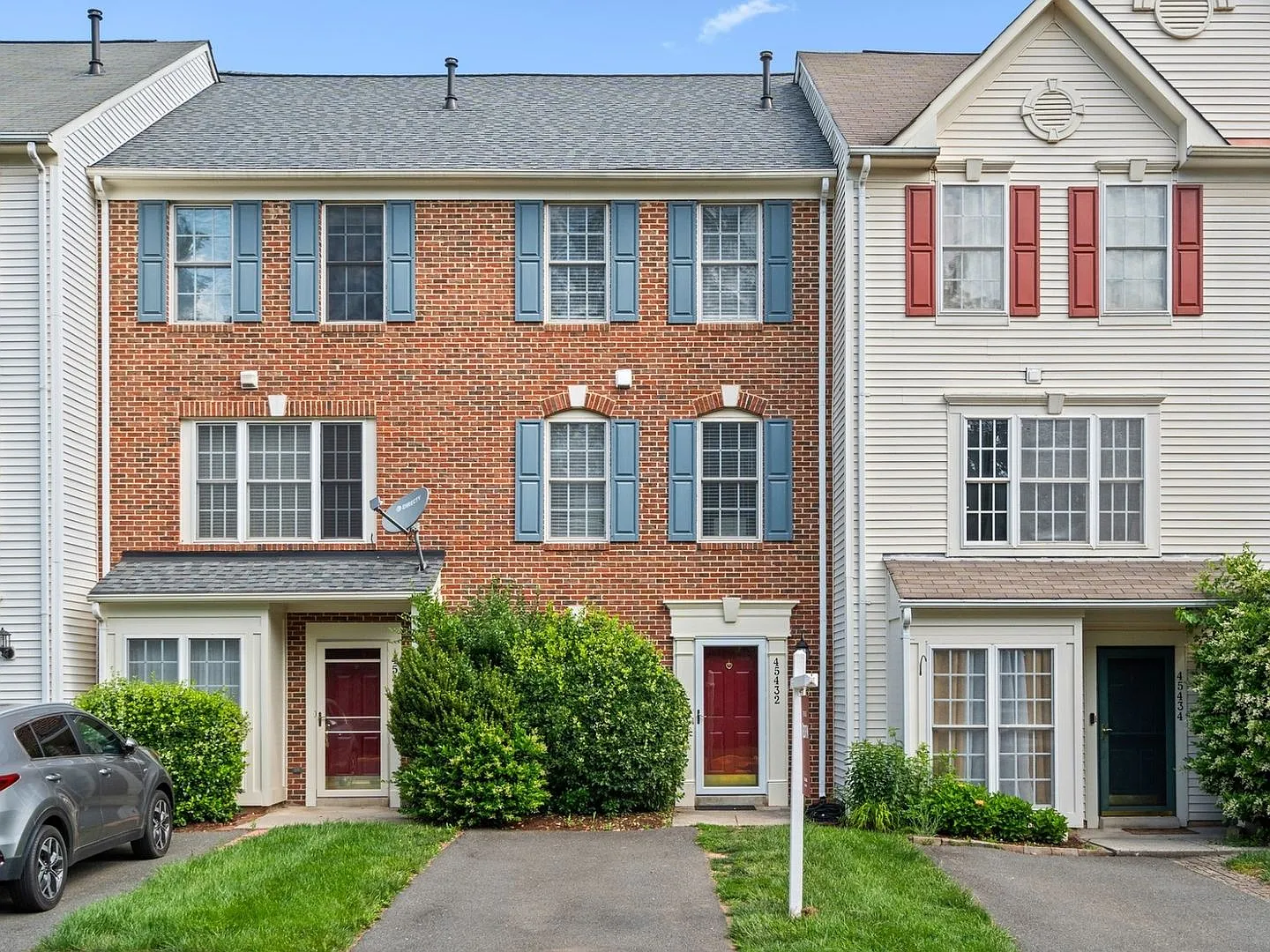 3 Bedroom Townhome in Sterling — Photo 1