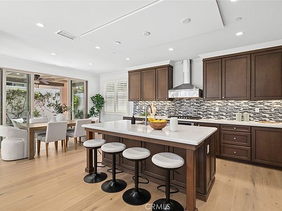 4th image of 76 Decker