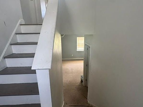 7 Harriet Ln
