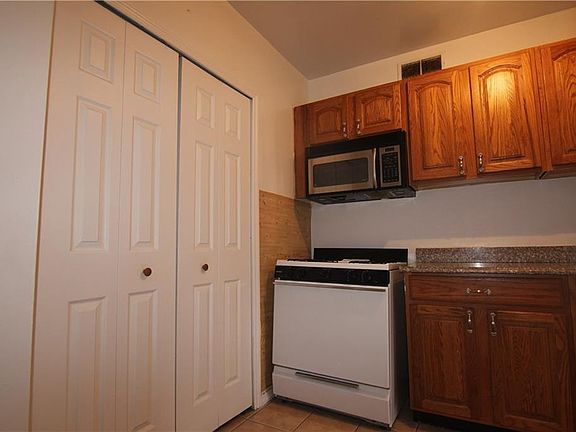 4th image of 3 Fordham Hill Oval APT 5A