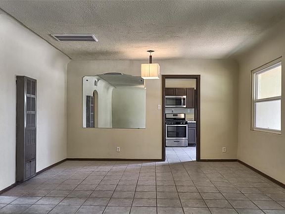 4th image of 820 Huckleberry St