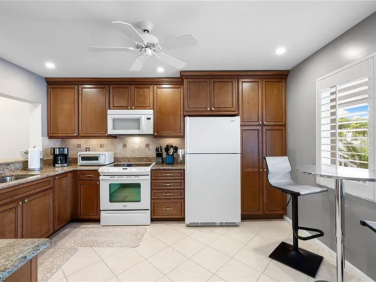 6900 Dennis Cir #J-205 — Photo 25