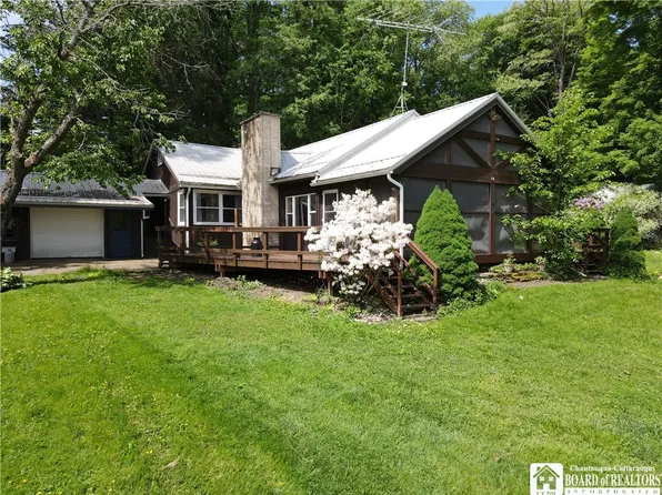 21 Lake Dr, Forestville, NY 14062