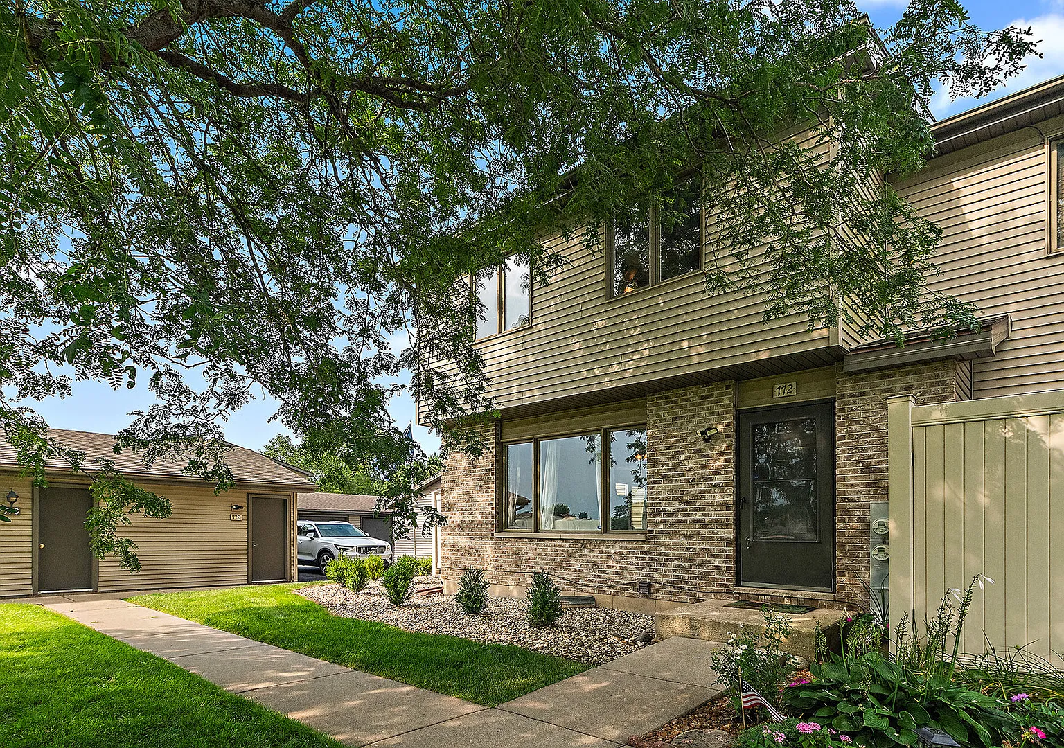 2 bed, 1300 sqft, $2,400 — Photo 3