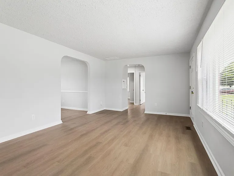 1815 Canterbury Rd — Photo 6