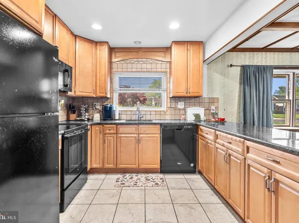 58 Nearwood Ln, Levittown, PA 19054