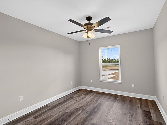 4th image of 425 Peters Rd