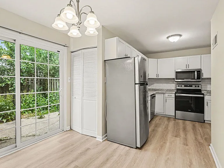 319 Brock Sq — Photo 7