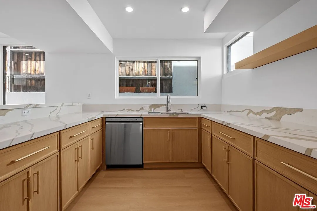 2 bed, 2.5 bath, 1260 sqft, $6,995 — Photo 4