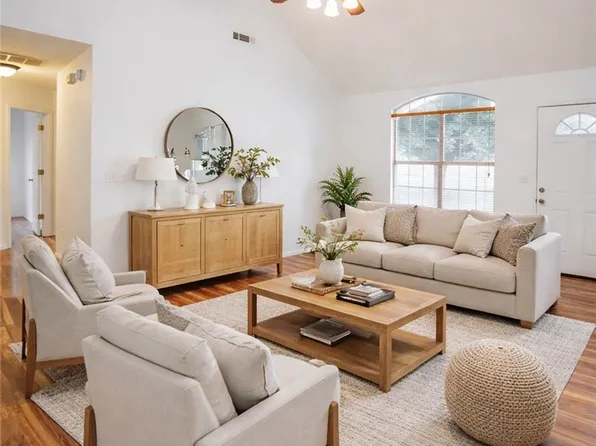 215 N Broyles St, Farmington, AR 72730