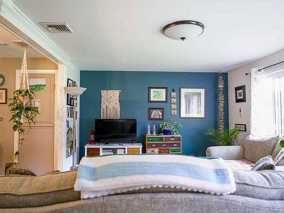 3rd image of 31 Lavender Ln