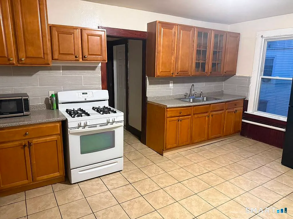 3 bed, 1.0 bath, 3416 sqft, $1,900 — Photo 3