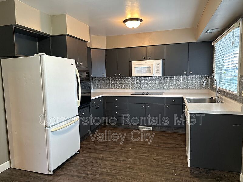 1st image of 647 8th Ave SW