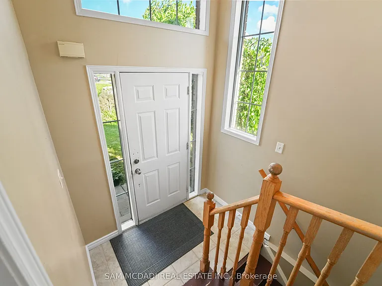 87 Rundle Cres — Photo 2