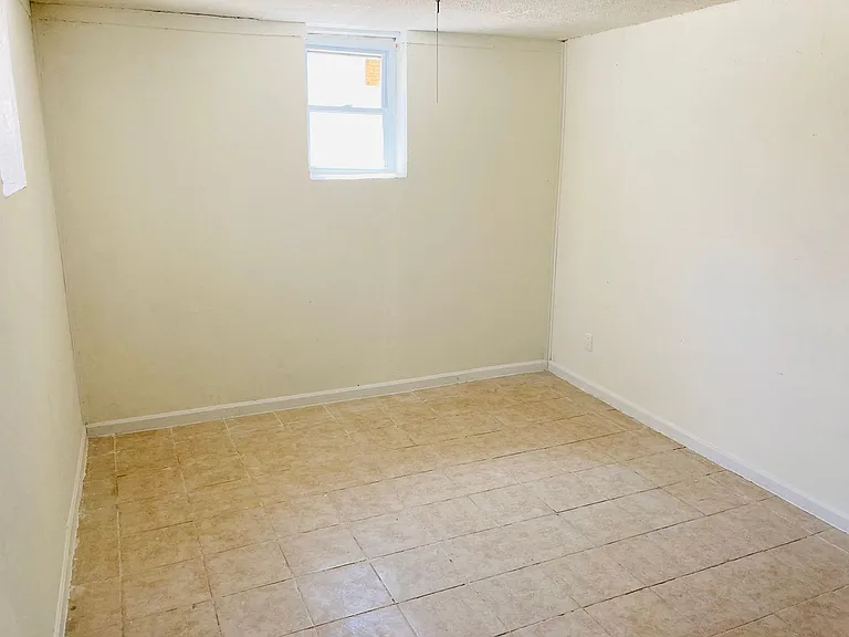 320 W Elm St — Photo 16