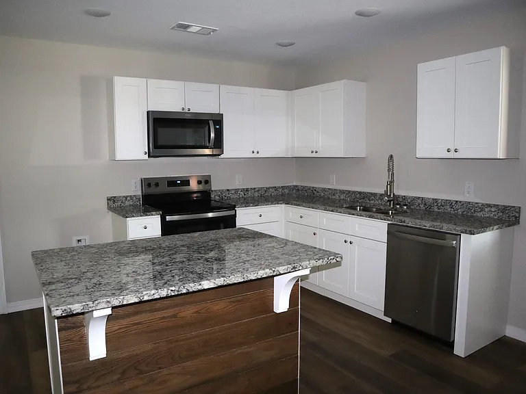 302 W 2nd Ave — Photo 4
