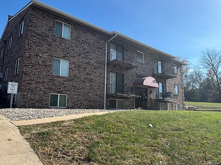 2727 S Sterling Ave #G — Photo 2