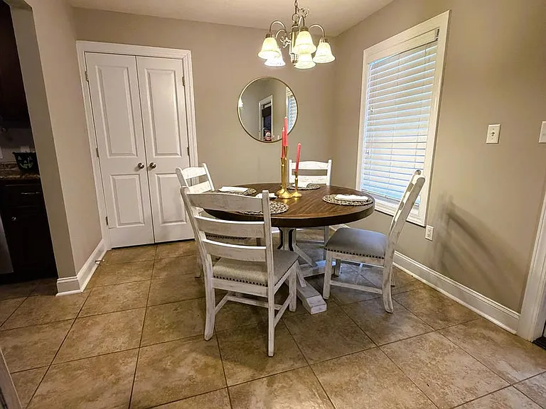 1628 Oxford Pl — Photo 4