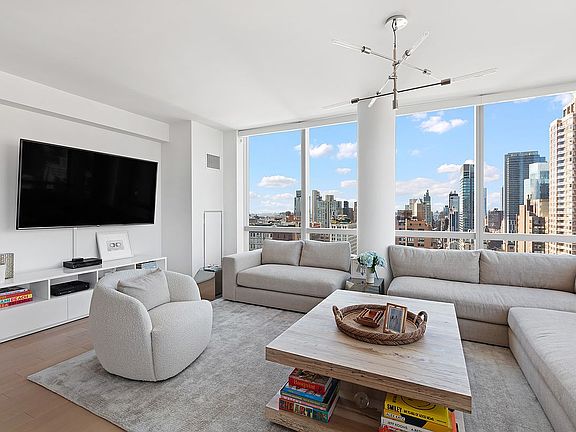 2nd image of 400 Park Ave S APT 31C
