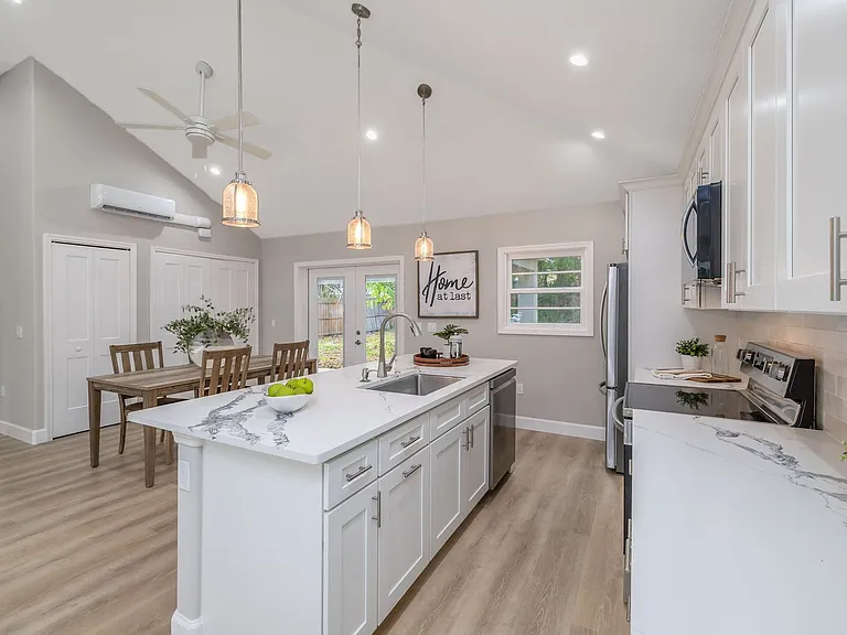 1209 E Washington St — Photo 12