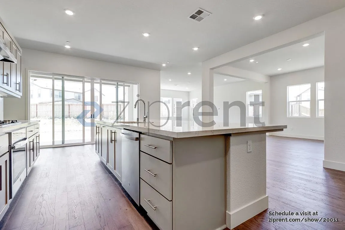 4 bed, 3.5 bath, 2914 sqft, $3,300 — Photo 3