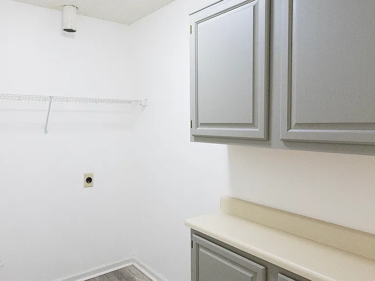1355 Lake Dr — Photo 15