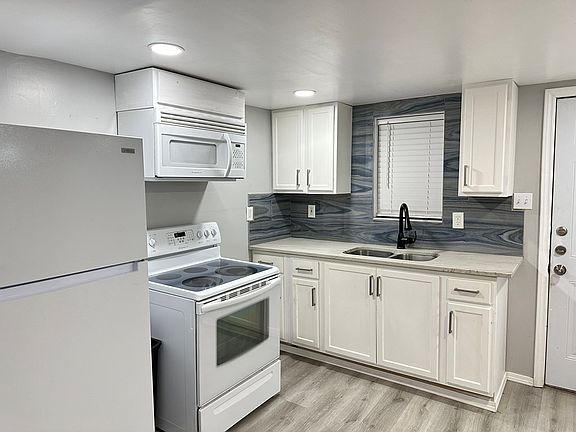 3rd image of 117 E Avenue L