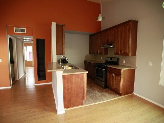 4th image of 404 Ivy St