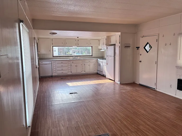 1053 Caroline Ct — Photo 3