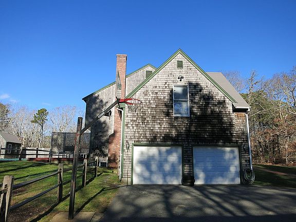 Garage has inside access 