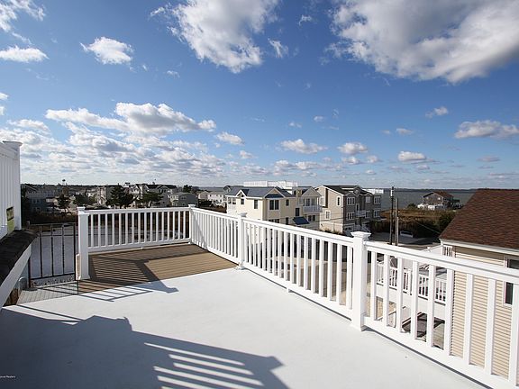 4th image of 107 W Osborn Avenue