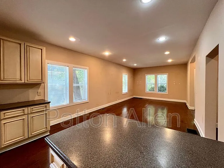114 Clingman Ave — Photo 7