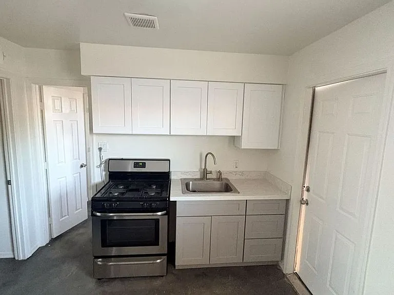 3427 N 12th Pl — Photo 3