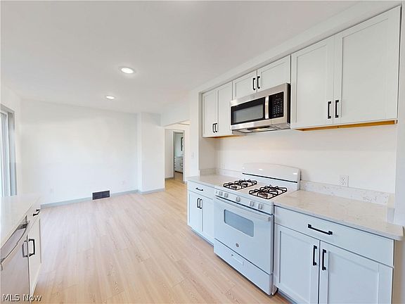 5th image of 28507 Lake Shore Blvd