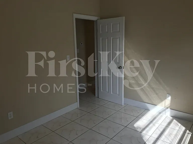 17470 NE 19th Ave — Photo 17