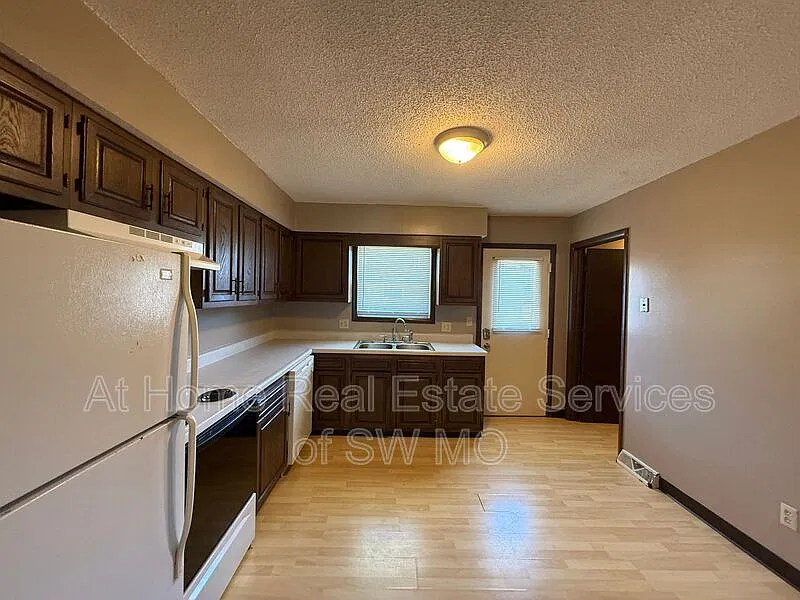 2 bed, 1.0 bath, 850 sqft, $880 — Photo 3