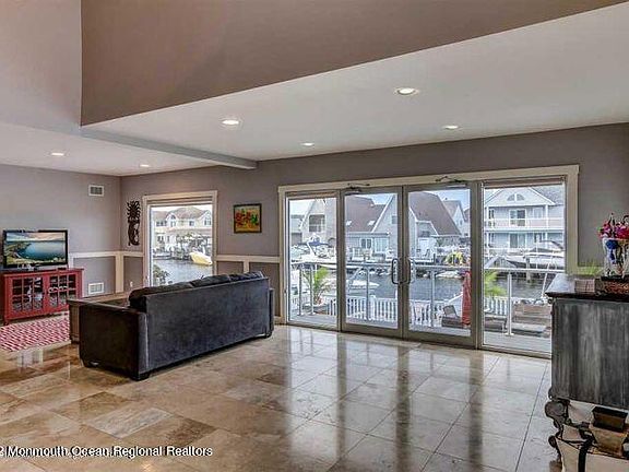 5th image of 3338 Windsor Ave