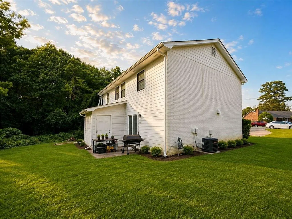 2 bed, 2.5 bath, 1160 sqft, $1,590 — Photo 2