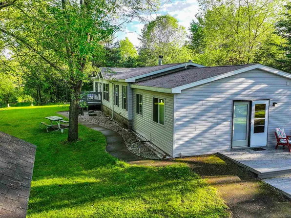 E2335 Barnhart Dr, Waupaca, WI 54981