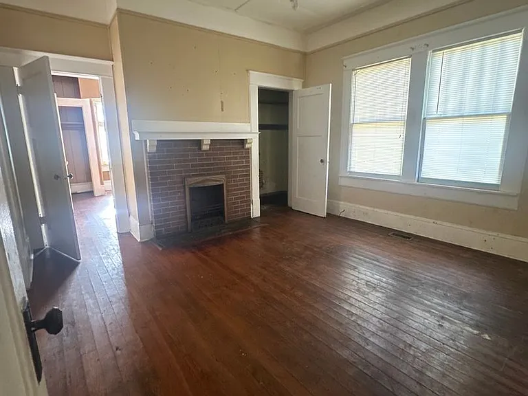 215 W Magnolia St — Photo 4
