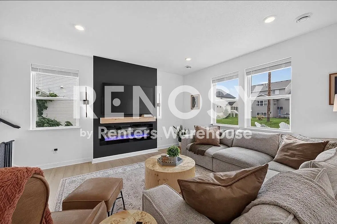 Available Immediately Beautiful 4 Bdrm 3 Bath Home In Rosemount — Photo 3