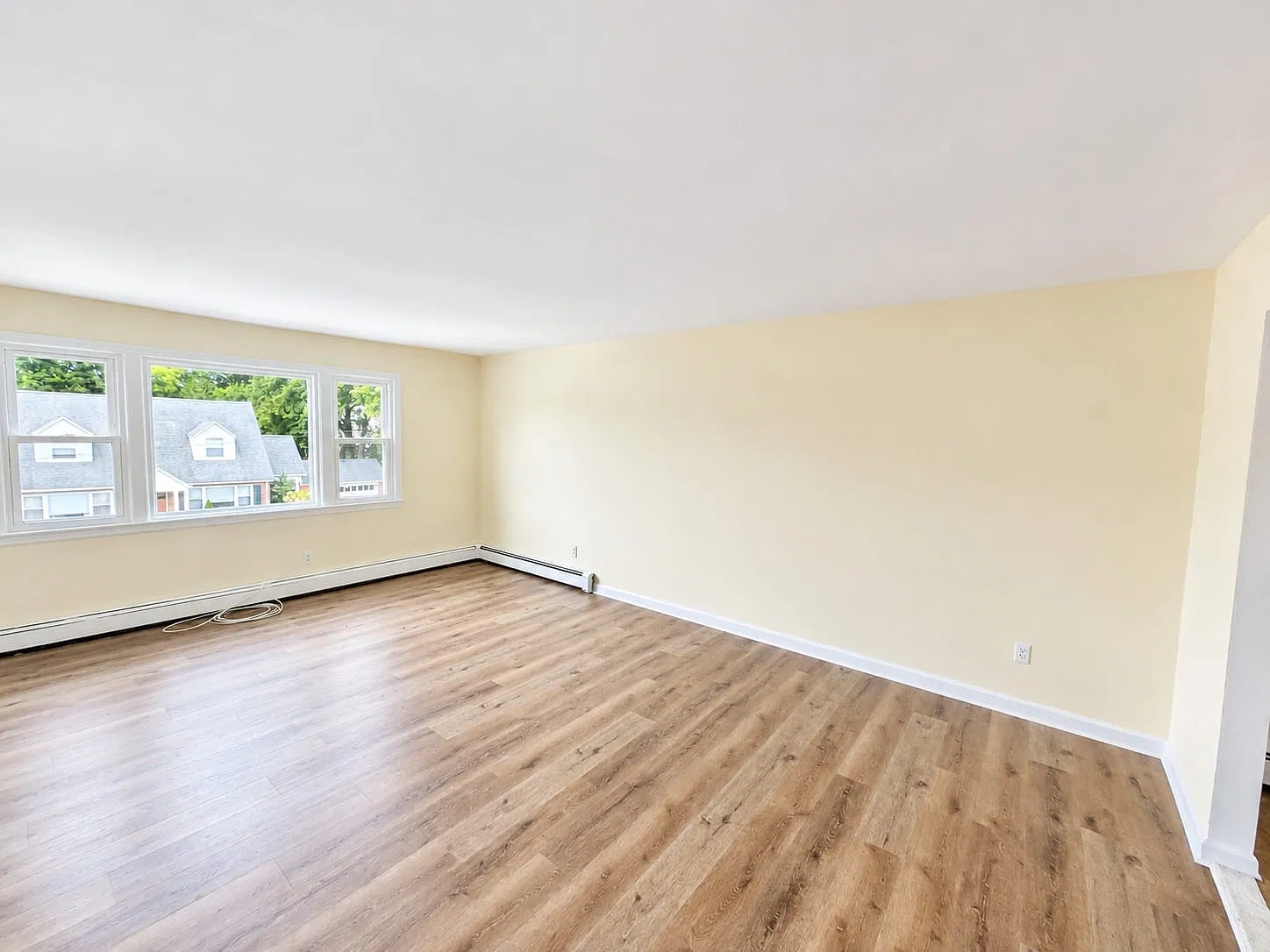 3 bed, 1.0 bath, 1400 sqft, $4,000 — Photo 3