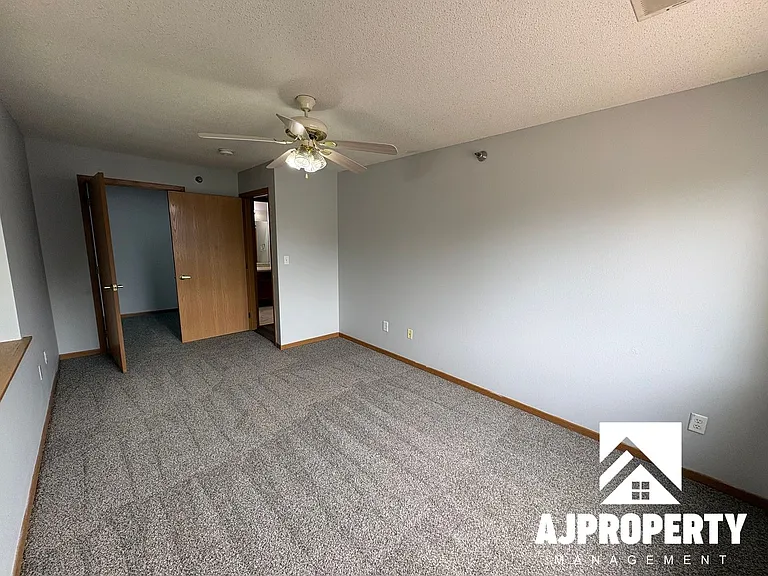1000 S Summit Ave — Photo 9