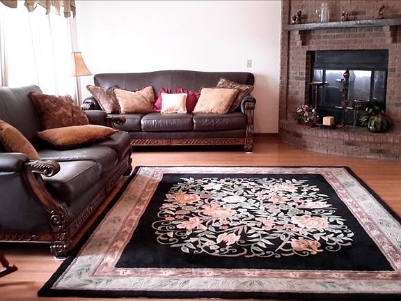 2nd image of 185 SE Goldie Way