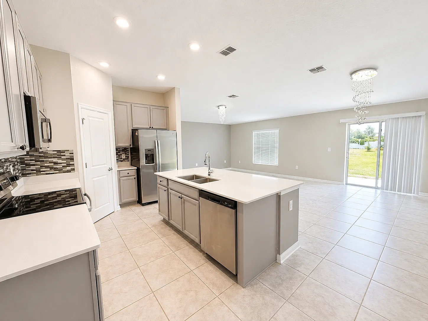 3 bed, 2.0 bath, 1555 sqft, $1,995 — Photo 2