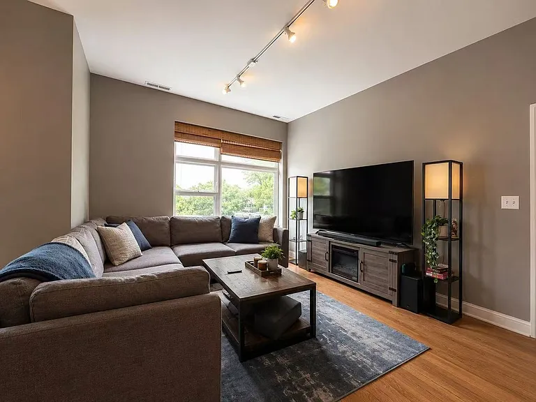 3741 N Wolcott Ave #12 — Photo 2