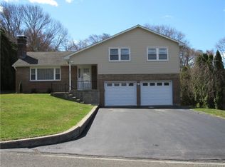28 Colonial Dr, Waterford, CT 06385