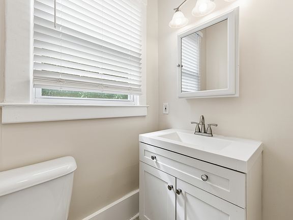 5th image of 2303B N Abercorn St #B