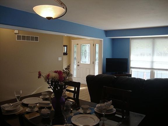 4th image of 418 Westglen Village Dr